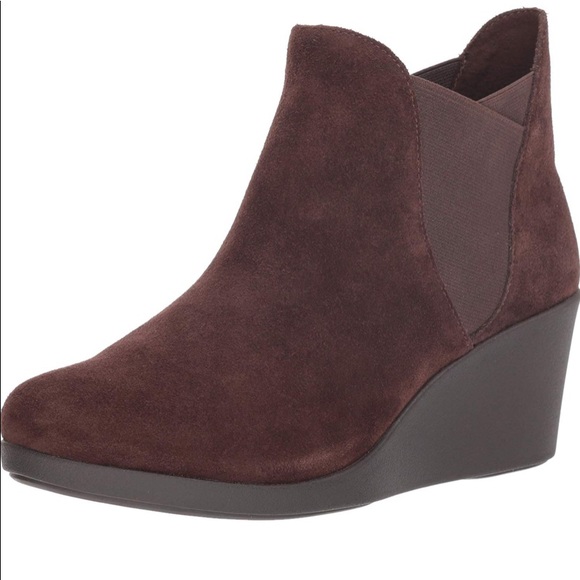 crocs women's leigh suede wedge boot